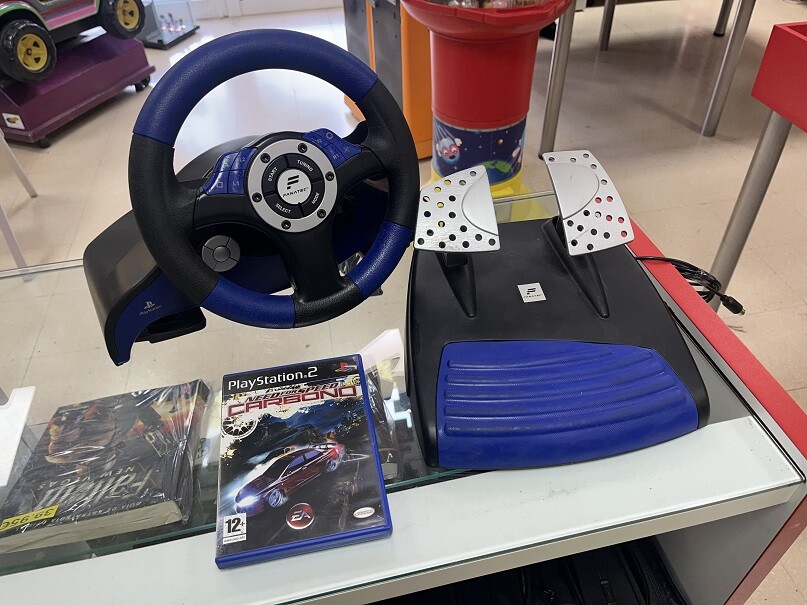 VOLANTE SPEEDSTER 3 PS1/PS2 ARDISTEL CON JUEGO NEED FOR SPEED CARBONO - USADO